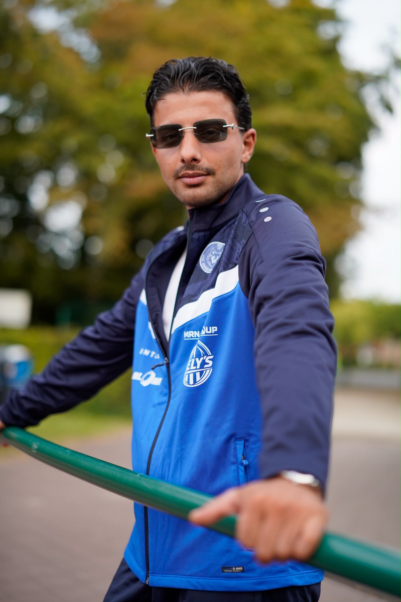 Vooraanzicht van het blauw-navy FCG-trainingspak